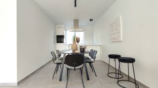 Sint Andries: prachtig nieuwbouwappartement op het gelijkvloers, in het project 'De Brosserie', gelegen op wandelafstand van het Station en de Smedenpoort en nabij alle uitvalswegen. De oplevering is voorzien voor begin 2026 (februari-maart). Voldoet aan alle nieuwste normen, bijzonder energie vriendelijk. Het appartement zelf is een ruim appartement (97 m2) met inkom, woonkamer met open keuken, badkamer, berging en 2 slaapkamers. Mogelijkheid tot bijkopen staanplaats achter het gebouw en kelderberging. Mooi terras 20m2 alsook fietsstalling achteraan. Alle plannen en lastenboek te bekijken op kantoor (nog inspraak mogelijk in afwerking). Perfect appartement voor eigen bewoning of investering (alle winkels te voet bereikbaar, gegeerde huurlocatie, gelegen op gelijkvloers!). MOGELIJKHEID TOT AANKOOP AAN 6% BTW, zowel VOOR EIGEN BEWONING als VOOR INVESTERING (verhuur 15 jaar) ! Bel ons voor info of bezoek: 050/70 70 00 of 0475/812 810<br />(Foto's zijn van modelappartement)