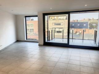 Ontdek dit stijlvolle nieuwbouwappartement met één slaapkamer, waar hedendaags wooncomfort en een verzorgde afwerking perfect samengaan.<br />De aangename leefruimte straalt licht en gezelligheid uit en sluit mooi aan op het ruime terras.<br />Het appartement is keurig afgewerkt en vormt de ideale woonst voor wie op zoek is naar comfortabel en zorgeloos wonen.<br />Bovendien beschikt het over een autostaanplaats en een praktische berging in de kelder, wat zorgt voor extra gemak en opbergruimte.<br /><br /><span><u><strong>INDELING</strong></u></span><br /><u>Tweede verdiep</u> : inkomhal - toiletruimte - volledig uitgeruste keuken - woon en zitruimte - terras - slaapkamer - badkamer voorzien van inloopdouche en badkamermeubel<br /><u>Kelderverdiep</u> - autostaanplaats en berging<br /><br />Vrij : vanaf 1 november<br />Servicekosten : 70,00-€/maand<br /><br /><strong>Kandidaat-huurders dienen zich per mail via een ingevuld inlichtingenformulier te melden voorafgaand het inplannen van een bezichtiging. Met dank voor de medewerking.</strong>