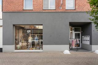 Op een vlot bereikbare locatie in het hart van Schilde bevindt zich dit veelzijdige commerciële gelijkvloers. Het pand is momenteel verhuurd en succesvol uitgebaat als speciaalzaak (wolwinkel), wat het een interessante opportuniteit maakt voor investeerders of voor wie een toekomstbestendige commerciële ruimte zoekt.<br /><br />Aan de voorzijde valt het pand direct op dankzij de grote vitrineraam die zorgt voor maximale visibiliteit en veel natuurlijke lichtinval. De open winkelruimte presenteert zich uiterst overzichtelijk en is voorzien van inbouwspots.<br /><br />Achter het winkelgedeelte bevindt zich een bijzonder ruime, praktisch ingerichte stockage- en magazijnruimte. Deze ruimte biedt tal van mogelijkheden voor voorraadbeheer, logistiek of extra werkplekken.<br /><br />Het pand beschikt daarnaast over alle nodige ondersteunende voorzieningen:<br /><br />- Kitchenette: Een functionele en compacte keukenzone met dubbele spoelbak, opbergkasten en ruimte voor een koelkast.<br />- Sanitair: Twee aparte toiletten met een verzorgde wastafelruimte.<br />- Toegankelijkheid: Overdekte inkompartij en een brede glazen toegangsdeur.<br /><br />Interesse in commerciële vastgoed in Schilde?<br /><br />Neem contact met ons op via info@goose.be of bel 03 369 36 38 voor meer informatie of om een afspraak in te plannen.
