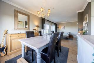 Hecht u veel belang aan mooi wonen en zou u graag ook willen genieten van een uitstekende bereikbaarheid? Dan stellen wij u dit appartement voor, gelegen op de 6de verdieping van een verzorgd gebouw. <br /><br />Indeling<br />U betreedt het zuid-west georiënteerde hoekappartement via een centrale inkomhal, dewelke toegang verleent aan een slaapkamer, een badkamer met inloopdouche, een apart toilet met handenwasser en een ruime, zeer lichtrijke leefruimte, waar de woonkamer naadloos overloopt naar een geïnstalleerde open keuken. Deze is voorzien van een koelkast, een diepvries, vaatwasser, kookplaat, en combi-oven, wasmachine en droogkast. Vanuit de woonkamer hebt u toegang tot een aangenaam terras, waar u kan genieten van de zomerse dagen. <br />Tot slot beschikt dit appartement over een privatieve kelderberging, een gemeenschappelijke fietsenberging en de autostaanplaatsen achteraan zijn vrij te gebruiken door de bewoners. <br /><br />Gemeenschappelijke kosten: €130/maand (Provisie water, verwarming, minuterie, onderhoud gemene delen en tuin, lift, aandeel syndicuskosten)<br /><br />Ligging<br />Het eigendom geniet van een aantrekkelijke ligging. U bent op één straat verwijderd van de Draakplaats en Dageraadplaats, waar u kan genieten van ontelbare hippe bars en restaurants. Verder stopt vlakbij bus 20 en de inrit van de Ring bevindt zich op een steenworp van uw voordeur. <br /><br />Pluspunten<br />- AAA-locatie<br />- Energielabel B<br />- Instapklaar <br />- Uitstekende ligging<br /><br />Beschikbaarheid: 1/9/2026<br /><br />Voor meer informatie kan u steeds contact opnemen met One vastgoed!