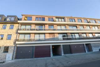 CENTRAAL GELEGEN APPARTEMENT TE LAUWE - Inkom, toilet, lichtrijke leefruimte met open ingerichte keuken, badkamer, 2 slaapkamers (ramen voorzien...