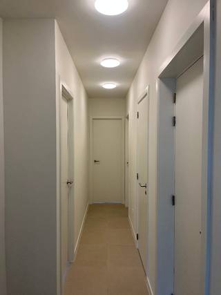 <br />Nieuwbouwappartement met twee slaapkamers.<br /><br />Ligging: het appartement is gelegen aan het Moederplein op een goede locatie met vlotte verbindingen naar de uitvalswegen en nabij openbaar vervoer (treinstation Lier) en winkels.<br /><br />Indeling: een inkomhal, een praktische hedendaagse keuken met een zonneterras, een ruime woonkamer met een leuk terras, twee ruime slaapkamers en een mooi ingerichte badkamer met inloopdouche. Ook is er op het gelijkvloers voor de huurder een ruime berging voorzien. Aan de autostaanplaats is er een laadpaal (nog te plaatsen) en een kleine berging met een stopcontact voor het ev laden van fietsbatterij.<br /><br />Omschrijving: Dit splinternieuwe appartement met veel lichtinval, zowel in de leefruimte als in de slaapkamers, ademt licht, netheid en comfort uit.<br />Het appartement voldoet aan de modernste eisen qua energie (warmtepomp/vloerverwarming en verluchting (D). In de ondergrondse parkkeerplaats is er een grote gemeenschappelijke fietsstalling.<br />Ter verwelkoming zijn alle muren en plafonds al geschilderd in een grondlaag, de deuren en de deurlijsten zijn geschilderd in wit 9010 (eierschaal) in grond en eind-laag. Ook is er in alle ruimtes al verlichting geplaatst. <br />EPC is aangevraagd, het wordt A+<br />Oppervlakte : 95 m2 + 12 m2 terras.<br /><br /><br /><br />