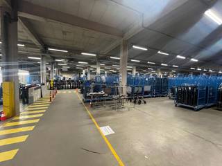 - Mechelen-Noord<br />- zichtlocatie langs E19<br />- magazijn 3.600m²<br />- mezzanine aanwezig<br />- 2 loskades<br />- 1 gelijkvloerse poort