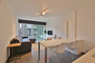 Deze topper ligt werkelijk op 20m van de Zeedijk en het zandstrand van onze badstad. Vanop het staanterras heeft u magnifieke, laterale zeezichten. Tegelijkertijd ligt deze residentie tegen de winkelstraat waardoor u alle winkels bij de hand heeft. Binnenin werd het appartement compleet gerenoveerd. Indeling: inkomhal met vestiairekast; 1 volwaardige slaapkamer; badkamer met inloopdouche, enkele wastafel, hangtoilet en handdoekenradiator; lichte woonkamer met plaats voor eethoek en zithoek; volledig uitgeruste,open keuken. Gemeubeld & instapklaar. EPC: 135 (Label B).<br />