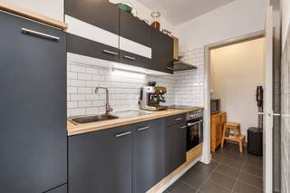 <p>Geniet nog van <strong>2% registratierechten</strong> bij de aankoop van je enige eigen woning! - Op een <strong>uitstekende locatie in Ninove</strong> bevindt zich dit <strong>gezellige appartement</strong>, op wandelafstand van het centrum. Dankzij de gunstige ligging zijn ook de belangrijkste verbindingswegen richting Aalst, Brussel, Geraardsbergen en Denderleeuw vlot bereikbaar. Daarnaast bevinden winkels, scholen en openbaar vervoer zich in de nabije omgeving. Het appartement heeft de volgende indeling: een inkomhal, een badkamer met toilet en ligbad met douchefunctie, <strong>twee slaapkamers</strong> aan de achterzijde van het gebouw, een praktische berging, een gezellige woonkamer en een keuken. Als extra troeven beschikt het appartement over <strong>een aangenaam terras en een garagebox</strong>. Verwarming op accumulatie - Buitenschrijnwerk in PVC met hoogrendementsbeglazing - Recent vernieuwd dak - Garagebox t.w.v. € 20.000 incl. in de prijs.</p><p><strong>Ideaal als starterswoning of als interessante investeringsopportuniteit.</strong></p><p>De vermelde prijs is een richtprijs. De richtprijs is aldus niet bindend voor de verkoper.</p>