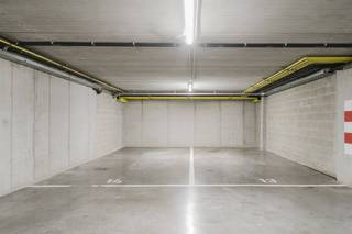 Place de parking souterraine à louer dans la Rijselsestraat à Courtrai. Dans l'ensemble :- parking fermé- très spacieux- au Grote Markt de...