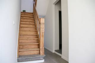 Welkom in deze unieke woning in het hart van Kortrijk, gelegen aan de Izegemsestraat – een perfecte combinatie van hedendaags wooncomfort...