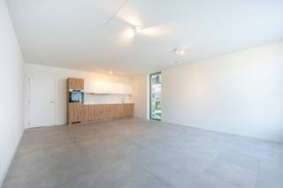 <p>Auweghem is een gevarieerd woonproject langs de Auweghemvaart te Mechelen, gelegen op een strategische locatie met vlotte (fiets)verbinding naar het stadscentrum. <br /><br />Dit appartement maakt deel uit van een BEN gebouw (E30) dat volledig voldoet aan de noden van vandaag, en die van morgen! Verwarmen doen we niet langer met gas, maar met een warmtepomp.</p>
<p><span>Een centrale binnentuin doet dienst als groene ontspanningsplaats die toegankelijk is voor alle bewoners. </span></p>
<p><span>In de ratrace van vandaag word je volledig ontzorgd wat betreft wonen. Je betaalt maandelijks één vast bedrag voor de huur, de vaste kosten, en een provisie voor je privatief water en elektriciteitsverbruik. Eén keer per jaar worden de provisies afgerekend. </span></p>
<p><span>Wat dit project zo uniek maakt is de zeer praktische en idyllische ligging vlakbij het water. Het project is ideaal voor wie de rust van een groene omgeving kan appreciëren, maar die toch wil combineren met de vibe van een levendige stad. <br /><br /></span><span>Via de oprit van de E19 meteen naar Antwerpen of Brussel? Of met de fiets meteen in het centrum? Vanzelfsprekend is er een grote fietsenstalling ter beschikking. Openbaar vervoer bevindt zich op wandelafstand en het station van Mechelen is 10 minuten fietsen langs de vaart. Ook over supermarkten, sportfaciliteiten of scholen hoef je je geen zorgen te maken. </span></p>
<p><span>Voor de gemeenschappelijke kosten betaalt u een provisie van 125 EUR/maand. </span></p>
<p><span>Voor de nutsvoorzieningen (water, elektriciteit en verwarming) betaalt u een provisie van 100 EUR/ maand.<br />Beschikbaar vanaf 1/10/2026</span></p>
<p></p>