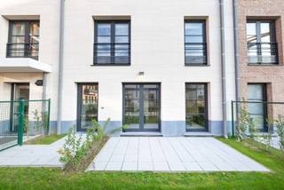 Magnifique penthouse de 2 chambres avec une vue imprenable et une immense terrasse de 52m². L'appartement comprend 2 chambres, chacune avec une salle de bain privée. Situé dans l'immeuble Forest Village, à deux pas du parc Duden. Profitez de la lumière du soleil, de la tranquillité et des équipements modernes et économes en énergie.<br />Visitez notre appartement témoin et ne manquez pas cette opportunité ! La vente est soumise aux droits d'enregistrement (12,5 %) et à la TVA sur la construction. Contactez-nous pour une visite et plus d'informations !