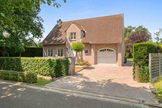 <h2><span>Charmante vrijstaande villa met 4 slaapkamers, poolhouse, buitenkeuken en dubbele garage op een toplocatie in Halle-Zoersel</span></h2><p><span>Op een rustige en bijzonder gegeerde locatie in Halle-Zoersel bevindt zich deze verzorgde vrijstaande villa, waar ruimte, comfort en gezelligheid centraal staan. De woning is gelegen op een mooi perceel en biedt een ideale combinatie van rustig wonen, een uitstekende bereikbaarheid en alle dagelijkse voorzieningen in de onmiddellijke omgeving. Dankzij de nabijheid van winkels, scholen, openbaar vervoer en belangrijke verbindingswegen geniet u hier van een bijzonder aangename woonomgeving.</span></p><h2><span>Indeling van de woning</span></h2><p><span>Deze verzorgde vrijstaande woning werd doordacht ingedeeld en combineert ruime leefvertrekken met een praktische gezinsindeling. Dankzij de grote raampartijen geniet elke ruimte van een aangename lichtinval.</span></p><h3><span>Gelijkvloerse verdieping</span></h3><p><span>Via de karaktervolle inkomdeur betreedt u de ruime inkomhal met vestiaire en een afzonderlijk gastentoilet. De centrale hal vormt het hart van de woning en geeft toegang tot alle leefruimtes alsook de trap naar de eerste verdieping.</span></p><p><span>Aan de linkerzijde bevindt zich de bijzonder ruime leefruimte, bestaande uit een gezellige zithoek en een volwaardige eetkamer. Door de grote raampartijen aan zowel de voor- als achterzijde geniet deze ruimte de hele dag van veel natuurlijk licht en een mooi zicht op de tuin. De woonkamer biedt voldoende plaats voor een groot salon en een royale eetplaats, waardoor het de ideale ruimte vormt om familie en vrienden te ontvangen.</span></p><p><span>Aansluitend bevindt zich de ruime leefkeuken. Deze beschikt over een praktische opstelling met veel werk- en kastruimte en biedt plaats voor een dagelijkse ontbijttafel of eethoek. Vanuit de keuken heeft u rechtstreeks toegang tot het terras en de tuin, waardoor binnen- en buitenleven naadloos in elkaar overvloeien.</span></p><p><span>Grenzend aan de keuken bevindt zich een praktische was- en bergplaats, uitgerust met aansluitingen voor wasmachine en droogkast, technische voorzieningen en extra opbergmogelijkheden. Vanuit deze ruimte is eveneens de tuin bereikbaar.</span></p><p><span>Verder beschikt de woning over een ruime inpandige garage met voldoende plaats voor een wagen, fietsen en bijkomende opslagruimte.</span></p><h3><span>Eerste verdieping</span></h3><p><span>De nachthal geeft toegang tot vier volwaardige slaapkamers.</span></p><p><span>De master bedroom is bijzonder ruim opgevat en biedt voldoende plaats voor een kingsize bed, grote kleerkasten en eventueel een aparte dressinghoek.</span></p><p><span>De tweede slaapkamer is eveneens ruim bemeten en kan perfect dienst doen als kinderkamer, logeerkamer of bureau.</span></p><p><span>Ook de derde slaapkamer beschikt over comfortabele afmetingen en geniet van een aangename lichtinval.</span></p><p><span>De vierde slaapkamer is ideaal als extra slaapkamer, bureau, hobbyruimte of thuiswerkplek.</span></p><p><span>Centraal op de verdieping bevindt zich de ruime badkamer, ingericht met een ligbad, afzonderlijke douche, dubbele wastafel en een tweede toilet. Dankzij de royale oppervlakte kan deze badkamer zonder probleem door een gezin worden gebruikt.</span></p><h3><span>Buitenomgeving</span></h3><p><span>De woning is omgeven door een fraai aangelegde tuin waar rust en privacy centraal staan.</span></p><p><span>Absolute blikvanger is het stijlvolle </span><span>poolhouse</span><span>, dat volledig is ingericht als ontspanningsruimte. Hier bevindt zich eveneens een volledig uitgeruste </span><span>buitenkeuken met ingebouwde barbecue</span><span>, waardoor het een ideale plaats is voor gezellige zomeravonden, familiefeesten of tuinrecepties.</span></p><p><span>Daarnaast beschikt het perceel over een </span><span>extra ruime vrijstaande garage of atelier</span><span>, die tal van mogelijkheden biedt. Deze ruimte is perfect geschikt voor meerdere wagens, een oldtimer, een camper, een zelfstandige activiteit, een hobbyatelier of extra opslag.</span></p><p><span>De ruime terrassen sluiten perfect aan op zowel de leefruimte als de keuken en zorgen ervoor dat de tuin optimaal benut kan worden gedurende het volledige jaar.</span></p><h3><span>Samengevat</span></h3><ul><li><span>Ruime inkomhal met vestiaire </span></li><li><span>Gastentoilet </span></li><li><span>Zeer lichtrijke woonkamer met zithoek en eetplaats </span></li><li><span>Ruime leefkeuken met zicht op de tuin </span></li><li><span>Praktische berging/wasplaats </span></li><li><span>Inpandige garage </span></li><li><span>Vier volwaardige slaapkamers </span></li><li><span>Ruime badkamer met ligbad, douche, dubbele lavabo en toilet </span></li><li><span>Aangelegde tuin met veel privacy </span></li><li><span>Luxueus poolhouse </span></li><li><span>Buitenkeuken met ingebouwde barbecue </span></li><li><span>Extra ruime vrijstaande garage/atelier </span></li><li><span>Oprit met voldoende parkeergelegenheid </span></li></ul><p><span>Deze woning combineert een klassieke, tijdloze architectuur met een bijzonder praktische indeling en een uitzonderlijke buitenaccommodatie. Hierdoor vormt ze de ideale gezinswoning voor wie op zoek is naar ruimte, comfort en een kwalitatieve woonomgeving in het groene Halle-Zoersel.</span></p>
