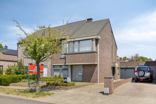 Rustig gelegen maar toch in het centrum van Geel vinden we deze uitstekend onderhouden gezinswoning terug. Dankzij een goede breikbaarheid en tal...