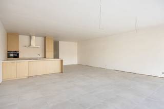 ENKEL BEZOEKEN MOGELIJK DOOR ONDERSTAANDE LINK VOLLEDIG EN CORRECT IN TE VULLEN:<br />https://mijnhuurprofiel.be/property/d5be4081-d4e3-421b-aded-3dbb24b0b7a4/login<br /><br />Dit ruime en lichtrijke nieuwbouwappartement is gelegen op een toplocatie in Malle en bevindt zich op de eerste verdieping. Het appartement is zowel via de lift als de trap bereikbaar.<br /><br />INDELING:<br /><br />Via de inkomhal bereiken we de lichtrijke leefruimte, die in een open geheel verbonden is met de volledig geïnstalleerde keuken. Dankzij het grote schuifraam geniet de leefruimte van een aangename lichtinval en is er rechtstreeks toegang tot het terras aan de achterzijde, waar u in alle rust kan genieten.<br /><br />Nabij de keuken bevindt zich een ruime en praktische berging, voorzien van aansluitingen voor een wasmachine en droogkast. Verder beschikt het appartement over een badkamer met douche, ligbad en dubbel lavabomeubel, evenals een apart gastentoilet. Tot slot beschikt het appartement over twee slaapkamers voorzien van screens.<br /><br />Buiten beschikt het appartement over een gemeenschappelijke afvalberging en een privatieve fietsenberging.<br /><br />Een privatieve autostaanplaats is verplicht bij te huren aan €50 per maand. De gemeenschappelijke kosten bedragen €50 per maand en omvatten onder meer het onderhoud van de lift en gemeenschappelijke hal.<br /><br />De huurwaarborg bedraagt drie maanden huur. Het appartement is beschikbaar vanaf 1 december 2026.<br />Alle nutsvoorzieningen zijn rechtstreeks af te sluiten door de huurder.<br /><br />Voor meer info of een bezoek, neem contact op met Lieselotte via lieselotte@reds.be.