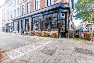 Karaktervol commercieel gelijkvloers vlakbij de Meir, verschillende musea en studentenbuurt (UA).<br /><br />Commercieel gelijkvloers met prachtige gevel en veel potentieel. Het handelspand heeft een oppervlakte van 54m² en een kelder van 10m², <br />Ideaal als opslagruimte. Het pand beschikt over een unieke gevelbreedte van 12m met al troef een uitstekende visibiliteit en passage. <br /><br />Perfect als investering en reeds verhuurd.<br />Huidige geïndexeerde jaarlijkse huuropbrengst bedraagt op heden 22.536,12 euro - wat gelijk staat aan een rendement van 5,7%!