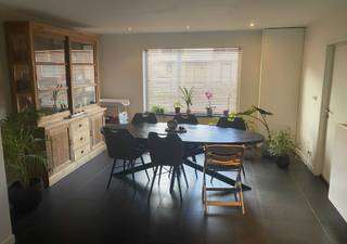 Ruime en lichtrijke gezinswoning met grote tuin op een perceel van 765m²Bij het binnenkomen valt meteen de aangename lichtinval op, die doorheen de...