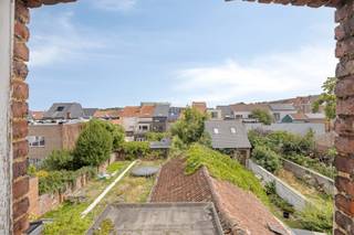 <p>In het centrum van Leuven vind je dit ruime herenhuis met 6 kamers, een aangename stadstuin en uitzonderlijk veel mogelijkheden. Dankzij de grote oppervlaktes, het achterliggende bijgebouw en de flexibele indeling vormt deze woning een interessante basis voor wie op zoek is naar een karaktervolle stadswoning die volledig naar eigen smaak kan worden ingericht.</p><p>Op het gelijkvloers kom je binnen in een ruime inkomhal die meteen het royale karakter van de woning benadrukt en doorloopt richting de stadstuin. Op deze verdieping bevinden zich verschillende grote ruimtes die op uiteenlopende manieren kunnen worden ingevuld. Zo behoort een kantoorruimte, praktijkruimte of bijkomende leefruimte tot de mogelijkheden. Daarnaast is er een aparte wasruimte. Achteraan geeft de woning toegang tot de tuin en het achterliggende bijgebouw, dat opnieuw heel wat extra mogelijkheden biedt.</p><p>De eerste verdieping vormt een ruime leefverdieping. Hier bevindt zich een royale woonkamer die voldoende plaats biedt voor verschillende zithoeken. Aansluitend vind je een afzonderlijke keuken met eetruimte. Vanuit deze zone is er toegang tot de badkamer. De grote oppervlaktes zorgen ervoor dat je hier bij een renovatie een bijzonder aangename en eigentijdse leefomgeving kan creëren.</p><p>Op de tweede verdieping bevinden zich meerdere ruime kamers. Dankzij hun oppervlakte kunnen deze worden ingericht als slaapkamers, bureau, hobbyruimte of andere functies naargelang jouw noden. Ook boven deze verdieping stopt het potentieel niet. De woning beschikt over een grote zolder die bijkomende ruimte biedt en verschillende mogelijkheden opent.</p><p>Buiten geniet je van een aangename stadstuin, een waardevolle troef voor een woning in het centrum van Leuven. Het achterliggende bijgebouw maakt deze buitenruimte bovendien extra interessant en kan afhankelijk van jouw plannen verschillende functies krijgen.</p><p>De centrale ligging in Leuven combineert het stadsleven met het comfort van een ruime woning en een eigen buitenruimte. Winkels, horeca, openbaar vervoer en andere voorzieningen bevinden zich binnen handbereik.</p><p>De woning dient gerenoveerd te worden, maar net daarin ligt een groot deel van haar aantrekkingskracht. De royale volumes, verschillende verdiepingen, stadstuin, zolder en het bijgebouw bieden een uitzonderlijk brede basis om hier een woning te creëren die volledig aansluit bij jouw wensen.</p><p>Heb je interesse en wil je deze woning als een van de eersten ontdekken? De verkoop start met een exclusieve Avant-Première op 18 en 19 september. Plan je bezoek via de paarse knop ‘Afspraak maken’ op onze website. De biedingstermijn loopt tot en met 21 september om 21.00 uur. Je vindt het Avant-Première-reglement onder downloads.</p>