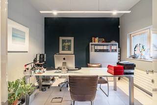 Ontdek dit uitzonderlijke en energiezuinige appartement in het hart van Tienen, op slechts een steenworp afstand van de Grote Markt. Met een verbazingwekkende woonoppervlakte van 432 m² biedt dit pand een unieke combinatie van comfort, ruimte en elegantie.<br />Het appartement beschikt over vier ruime slaapkamers, perfect voor een groot gezin of om gasten te ontvangen, 2 badkamers, een zeer grote living met volledig ingerichte leefkeuken met praktiche berging, een aparte bureelruimte (ideaal voor thuiswerken of studeren) en een veelzijdige TV - of hobbyruimte waar uw creativiteit alle ruimte krijgt.<br />Het zonnige, zuidgerichte terras, uitgerust met een zonneluifel en een buiten bbq, biedt de perfecte plek om te ontspannen en te genieten van lange zomerdagen en -avonden.<br />In de ondergrondse garage bevindt zich een zeer ruime garagebox waar u gemakkelijk 2 wagens veilig kan parkeren en nog extra bergruimte heeft voor bijvoorbeeld uw (elektrische) fiets(en). Deze kan optioneel aangekocht worden voor € 60.000.<br />Asbtveilig **** EPC 131 **** Elektriciteit conform **** Zonnepanelen 5,8 KiloWattpiek ***<br /><br />Bijkomende info (EPC, elektriciteitsattest, asbestattest ...) kan U hier downloaden ↓<br /><br />