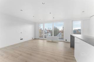 <p>Volledig gerenoveerd <strong>2-slaapkamerappartement</strong> in de <strong>Heilig-Hartstraat te Roeselare</strong>, rustig maar centraal gelegen nabij winkels, scholen en openbaar vervoer. Vlotte bereikbaarheid dankzij de <strong>E403</strong>.</p><p>Lichtrijke leefruimte met <strong>open, uitgeruste keuken</strong>, <strong>mooie badkamer</strong> en <strong>ruim balkon</strong>. <strong>EPC-label B</strong>.</p><p>Een <strong>instapklaar startersappartement</strong> aan een interessante prijs!</p><p>Meer info of een bezoek?</p><p>karel@home4you.be<br />0470342025</p>