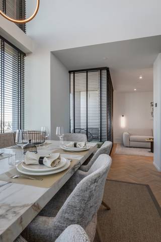 <p><strong>Ontdek dit exclusieve eigendom, perfect afgewerkt met luxueuze details en moderne technologie.</strong></p>
<p>Dit uitzonderlijke appartement is hoogwaardige afgewerkt. Overal is er maatwerk voorzien, waaronder luxueuze ingebouwde kasten, zelfs onder de bedden en zitbanken. De keuken is volledig op maat gemaakt, waarbij het design van de eettafel en salontafel naadloos aansluit op het keukenblad. De dubbele hoge plafonds in de keuken en eetkamer zorgen voor een ruimtelijk gevoel en geven een extra vleugje grandeur.</p>
<p>Een Sonos-geluidssysteem biedt een hoogwaardige audiobeleving in zowel het salon als de keuken. Dankzij het uitgebreide domoticasysteem kunt u met één druk op de knop alle verlichting en elektrische apparaten in- en uitschakelen. Automatische jaloezieën en gordijnen bieden comfort en privacy en kunnen afzonderlijk of centraal vanuit de keuken bediend worden. Voor wijnliefhebbers is er een speciale wijnkast in de wasruimte, die ook een extra diepvriezer, wasmachine en droogkast herbergt.</p>
<p>De keuken is uitgerust met top-of-the-line Miele-apparatuur en als extra is er een uittrekbare werktafel. Bovendien zijn de kasten volledig gevuld met servies, potten, pannen en diverse andere keukenbenodigdheden, zodat het je aan niets ontbreekt.</p>
<p>De design ensuite badkamers zijn beide afgewerkt met doorlopend natuursteen voor een verfijnde uitstraling en zijn voorzien van een dubbele wastafel en inloopdouche. In het salon bevindt zich een slaapsofa op een zijden tapijt beide van topkwaliteit.</p>
<p>De prijs omvat het volledige plaatje zijnde het appartement incl. inboedel (meubels en inhoud kasten), de kelderberging en de 2 autostaanplaatsen. De verkoop valt onder het btw-regime.</p>
Voor meer info of een afspraak voor een persoonlijke rondleiding contacteer je Ellen via mail Ellen@reds.be of 0474 84 54 29