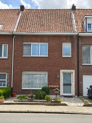 Ontdek deze ruime charmante woning met tuin en drie slaapkamers, gelegen op een perceel van 184m². <br /><br />Op het gelijkvloers vindt u een inkomhal met gastentoilet, een ruime leefruimte (8.40 x 4.20!), keuken en grote veranda met aan weerskanten ingemaakte maatkasten. Verzorgde tuin met tuinhuis en achteruitgang, makkelijk voor fietsen/vuilniscontainers/spelende kinderen.<br /><br />Op de eerste verdieping zijn er 3 slaapkamers (17/12/9m2) en een badkamer.<br />Dankzij de vaste trap naar de geïsoleerde zolder kan u makkelijk nog extra slaapkamers bijmaken.<br /><br />Ligging op 5min van de A12/E19/Noorderlaan en 50m van de fietsostrade, supermarkten in de buurt, kleuter/lagere school en bushalte op wandelafstand (Mobiscore 8.7). Vooraan open zicht op groen en speeltuin.<br /><br />Met wat moderniseringen kan deze woning zeker omgetoverd worden tot uw droomhuis. <br /><br />Maak snel een afspraak voor een bezoek en ontdek de mogelijkheden van deze woning!<br />(tel. 0473 66 27 34 - NL/FR/ENG)