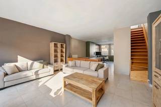 <p>WELKOM IN ZINGEM: CHARMANTE WONING MET VEEL POTENTIEEL</p><p>Deze sfeervolle woning gelegen in Kruisem biedt een perfecte combinatie van klassieker charme en moderne comfort.</p><p>Het huis beschikt over drie comfortabele slaapkamers verdeeld over meerdere verdiepingen. De begane grond herbergt een gezellige woonkamer met directe toegang tot een modern ingerichte keuken. Deze open indeling creëert een perfect samenhangend leefgedeelte waar licht en ruimte centraal staan.</p><p>De keuken is voorzien van hoogwaardige kasten in een aantrekkelijke tint met houten details, gecombineerd met een modern werkblad. Ramen bieden veel daglicht en zorgen voor een aangename werkplek. De aangrenzende eethoek maakt van dit gedeelte het warme hart van het huis. De grote woonkamer biedt volop mogelijkheden voor gezellige zithoeken en beschikt over schuifdeuren die uitkomen op een binnentuin.</p><p>De woning telt drie ruime slaapkamers. De badkamer is volledig uitgerust met een modern inrichtingsschema. Deze beschikt over een inloopdouche, vrijstaand bad, dubbele wastafel en voldoende opslagruimte. De ruimte ademt comfort en functionaliteit uit, met vensterlicht dat voor een aangenaam wasritme zorgt.</p><p>Gelegen in het aantrekkelijke Zingem, biedt deze woning een ideale balans tussen dorpse rust en stedelijke voorzieningen.</p><p><br />Bezoek na afspraak met IMMO BEGUIN: flore@immobeguin.be<br /> </p>