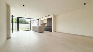 Bent u op zoek naar een kwalitatieve halfopen nieuwbouwwoning met een moderne uitstraling, inpandige garage en een rustige, maar toch centrale ligging? Dan is deze woning aan de Steenstortstraat 4B in Koersel zeker een bezoek waard.<br /><br />Deze nieuwbouwwoning is rustig gelegen en toch bijzonder centraal, met scholen, winkels en openbaar vervoer op korte afstand. Dankzij de gunstige ligging combineert deze woning het comfort van een rustige woonomgeving met de praktische voordelen van een centrale locatie.<br /><br />De woning beschikt over 3 slaapkamers, een inpandige garage en werd afgewerkt met oog voor kwaliteit en detail. De keuken in een stijlvolle Japandi-look zorgt voor een warme en tijdloze uitstraling en sluit perfect aan bij de kwalitatieve afwerking van de woning.<br /><br />Op energetisch vlak voldoet deze woning aan de hedendaagse normen. Het EPB voorziet een maximum E-peil van E20. De woning wordt verwarmd via centrale verwarming op aardgas en beschikt bovendien over zonnepanelen, wat bijdraagt aan een energiezuinig en comfortabel woonklimaat.<br /><br />De vraagprijs van € 375.000 is als volgt samengesteld: € 100.000 voor de grondwaarde, waarop 12% registratierechten verschuldigd zijn, en € 275.000 voor de constructiewaarde, waarop 21% btw wordt aangerekend.<br /><br />Dankzij de kwalitatieve afwerking, de energiezuinigheid, de 3 slaapkamers, de inpandige garage en de centrale doch rustige ligging is deze woning ideaal voor wie op zoek is naar een instapklare nieuwbouwwoning zonder renovatiezorgen.<br /><br />Pluspunten:<br />- Rustige én centrale ligging in Koersel<br />- Scholen, winkels en openbaar vervoer vlakbij<br />- 3 slaapkamers<br />- Inpandige garage<br />- Kwalitatieve afwerking<br />- Stijlvolle keuken in Japandi-stijl<br />- Maximum E-peil E20<br />- Zonnepanelen aanwezig<br />- Instapklaar<br /><br />Maatregelen opgenomen in het Maatregelenregister: nee<br /><br />Bent u op zoek naar een kwalitatieve, energiezuinige nieuwbouwwoning met 3 slaapkamers op een rustige maar centrale locatie? Bel ons op 078/78.78.70, of kom gewoon binnen op ons kantoor, steeds welkom!