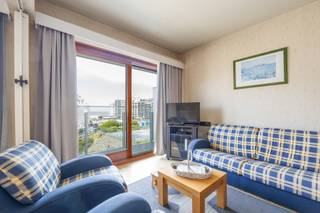 <strong>Residentie EDELWEISS</strong> : Instapklaar en gemeubileerd appartement met prachtig open zicht gelegen op de vierde verdieping. Dit lichtrijke appartement geniet van een uitstekende ligging aan de voorzijde van de residentie. De indeling omvat een inkomhal met vestiairekast, een ruime leefruimte met open keuken en een gezellig dubbel terras met een schitterend open uitzicht op het Rauschenbergplein, de voormalige tennisvelden en de zee. Verder beschikt het appartement over een slaapkamer met dubbel bed en ingemaakte kasten en een badkamer met douche en toilet. Mogelijkheid tot aankoop van een garage in het achtergelegen domein Jonckershof. De residentie ligt op wandelafstand van het centrum en beschikt over een gemeenschappelijke fietsenberging en een vuilnislokaal. Bovendien werden de gevels en terrassen in 2020 volledig geïsoleerd en gerenoveerd.