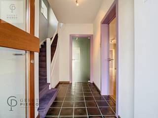 Deze woning is echt het bezoeken waard. <br />Gelegen op onze wijk Cuba, net niet midden in stad Landen, maar absoluut op wandelafstand van alle winkels, scholen, sportinfrastructuur, en vooral het openbaar vervoer, treffen we deze topper.<br />Meteen bij het binnenkomen, wordt je overvallen door de gezellige sfeer. Hiervoor zorgt vooral de houten vloer, de open haard, de prachtige uitbouw, en absoluut het prachtige landschap in combinatie met de tuin dat je er gratis bijkrijgt.<br />De woning werd prachtig onderhouden en heeft zelfs een moderne touch!!! Denk maar aan de glazen deuren, de moderne verlichting, de rolgordijnen.<br />Kort samengevat treffen we op<br />-het gelijkvloers : de hal, een enorme leefruimte met aansluitend de keuken, allemaal met zicht op de tuin en de velden, een wasplaats/berging, het toilet, een kleine vestiaire met extra berging, de ruime garage met elektrische poort, de ruimte voor de verwarmingsketel. De perfect onderhouden tuin hier aansluitend spreekt boekdelen. Achteraan in de tuin tref je tevens een vrij recente en moderne tuinwoning.<br />-eerste verdieping : drie slaapkamers en badkamer met dubbele lavabo en douchecel, nachthal<br />Er is geen kelder, noch zolderruimte.<br />Gezien de woning asbestveilig is en een mooi epc heeft, waardoor energetische renovatie niet hoeft, is dit echt wel een toppertje.<br />Neem snel contact op via onze site of telefonisch via 011/361919.<br /><br /> 