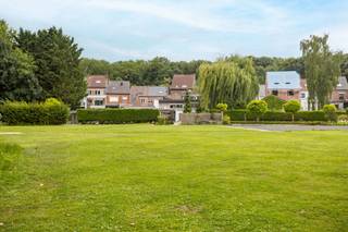 <p>TE KOOP GERAARDSBERGEN<br />Handelswoning met ruime parking en prachtige parktuin<br />Deze verrassend ruime en lichtrijke woning biedt tal van mogelijkheden, zowel voor gezinnen als zelfstandigen. De voormalige bakkerij op het gelijkvloers vormt een extra troef voor wie nood heeft aan een werkruimte, atelier of praktijkruimte aan huis.<br />De benedenverdieping beschikt over een royale, open leefruimte met grote ramen die zorgen voor overvloedig natuurlijk licht. De open keuken sluit mooi aan op een aparte bureauruimte, ideaal voor thuiswerk of een vrij beroep.<br />Vanuit de leefruimte heb je rechtstreeks toegang tot het terras en de prachtig aangelegde, perfect onderhouden tuin die bovendien grenst aan een park – een oase van rust en privacy.<br />De vroegere bakkerij, bereikbaar via de inkomhal, kan opnieuw ingericht worden als werkruimte, hobbyruimte of zelfs als aparte studio, afhankelijk van jouw wensen en plannen.<br />Op de eerste verdieping bevinden zich twee ruime slaapkamers en een extra kamer die kan dienen 2de badkamer, dressing of extra bureau. De tweede verdieping bevat een derde slaapkamer en een zolderruimte die eenvoudig kan worden omgevormd tot extra slaapkamers of polyvalente ruimte.<br />Deze woning combineert comfort, ruimte en werkmogelijkheden op een rustige locatie, toch dicht bij alle voorzieningen.<br />Interesse? Plan je afspraak met Katrien: katrien@cornelis-partners.be – 0473/42.76.99.<br />Vraagprijs: € 450.000</p>