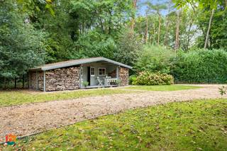 Charmante en rustig gelegen woning in een doodlopende straat op een perceel van ca.1000m², omringd door groen maar met scholen, winkels en...