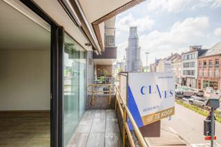 Dit recent gerenoveerde appartement is gelegen in de Plezantstraat te Sint-Niklaas, een centrale locatie op wandelafstand van het stadscentrum, winkels, scholen, openbaar vervoer en het station.<br /><br />Het appartement bevindt zich op de eerste verdieping en beschikt over een bewoonbare oppervlakte van <strong>105 m²</strong>, wat garant staat voor een aangenaam gevoel van ruimte en comfort.<br /><br />U betreedt het appartement via een bijzonder ruime inkomhal met voldoende plaats voor een vestiaire en een <strong>apart gastentoilet</strong>. Van hieruit komt u in de royale en lichtrijke leefruimte, waar grote raampartijen zorgen voor een overvloed aan natuurlijk licht. De <strong>mooie open keuken</strong> sluit naadloos aan op de leefruimte en creëert een gezellige, hedendaagse woonbeleving.<br /><br />Vanuit de leefruimte heeft u toegang tot een <strong>eerste terras</strong>. Het appartement beschikt over <strong>drie volwaardige slaapkamers</strong>, die allen uitgeven op een <strong>tweede zeer ruim terras</strong>.<br /><br />De <strong>stijlvol gerenoveerde badkamer</strong> is uitgerust met een inloopdouche, een dubbel lavabomeubel en aansluiting voor wasmachine.<br /><br />Daarnaast is er een <strong>autostaanplaats en kelderberging</strong> mee aan te kopen aan <strong>€15.000</strong>.<br /><br />Extra troeven:
<ul>
<li>Conforme keuring van de elektrische installatie</li>
<li>EPC-label B</li>
<li>Centrale ligging</li>
</ul>
Heeft u interesse in dit appartement? Neem contact op met emily@claves.be of bel 03 502 98 74. We nodigen u graag uit voor een persoonlijke rondleiding.<br />