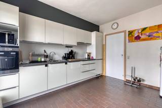 <h3>Riant appartement (105 m²) met maximale lichtinval en strategische ligging in Dilbeek!<br /><br />Ben je op zoek naar een woonst die uitblinkt in binnenruimte en licht? Dit uitstekend onderhouden hoekappartement verrast je bij binnenkomst direct door de grote raampartijen. Met twee volwaardige slaapkamers, een nieuwe badkamer, nieuwe keuken en een praktische indeling is dit pand volledig instapklaar.<br />Je woont hier op een strategische as met alles binnen handbereik: winkels, scholen en openbaar vervoer liggen voor de deur, terwijl je binnen enkele minuten op de Ring of in Brussel bent. Een ideale kans voor starters die veel ruimte zoeken voor hun budget. <br /><br />Dit appartement is momenteel verhuurd, wat het bijzonder interessant maakt als vastgoedinvestering met onmiddellijk rendement.<br />Wil je hier liever zelf wonen, dan is dit uiteraard geen enkel probleem mits het respecteren van een opzegtermijn.<br />Een ondergrondse autostaanplaats is verplicht mee aan te kopen voor €18.000.<br /><br />Gelegen op een toplocatie in Dilbeek met een uitzonderlijke mooiscore van 8,7/10. Vlot bereikbaar, dichtbij winkels, openbaar vervoer en in een rustige omgeving.<br /><br />Stedenbouwkundige inlichtingen: Vg-Wg-Gmo-Gvkr-Vv<br /><br />👉 Mis deze kans niet om eigenaar te worden van dit unieke appartement in Dilbeek!<br /><br />📩 Interesse?<br />Contacteer Mathias via mathias.ehmann@weinvest.be of 0478/70.96.49 voor meer informatie of een bezoek ter plaatse.</h3>