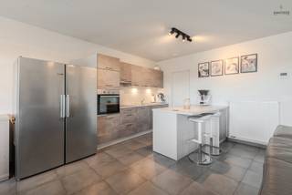 Ruim 2-slaapkamerappartement met zonneterras en eigen autostaanplaats<br /><br />Op zoek naar een ruim en comfortabel appartement op een centrale ligging? Ontdek dit aangename appartement in residentie Amina, waar ruimte en praktisch wooncomfort mooi samengaan.<br /><br />De lichtrijke leefruimte met open, volledig ingerichte keuken vormt het hart van het appartement en sluit aan op het zonneterras. Verder beschikt het appartement over twee volwaardige slaapkamers, een badkamer en een inkomhal.<br /><br />Ook aan praktisch gemak geen gebrek: er is een gemeenschappelijke fietsenberging aanwezig en achteraan het gebouw bevindt zich een autostaanplaats die inbegrepen is in de verkoopprijs.<br /><br />Een mooie opportuniteit voor wie comfortabel wil wonen op een centrale locatie, of op zoek is naar een interessante investering!<br /><br />Meer info / bezoek : 0477 03 03 03