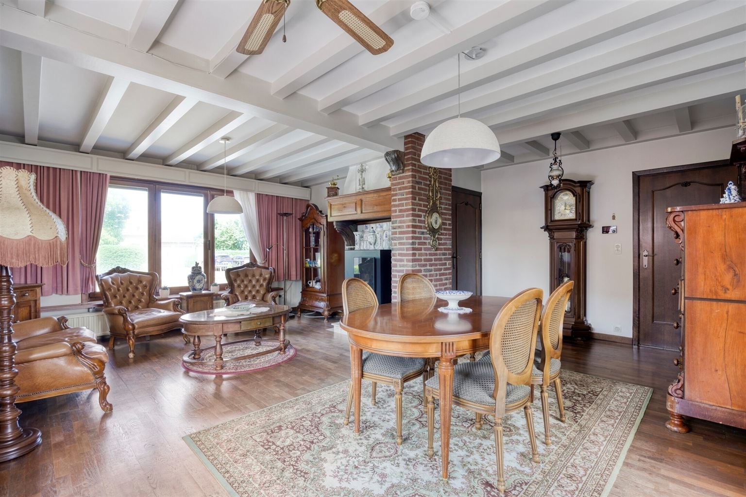 Vrijstaande woning met 4 slaapkamers, ruime tuin en garage op een riant perceel van 9a99ca, rustig gelegen nabij het centrum van Maaseik. - foto 5