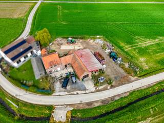 Rustig gelegen eigendom met WONING EN LOODS op een RUIM PERCEEL van ca. 1.393 m², gelegen op een UITERST RUSTIGE en LANDELIJKE LOCATIE in Melden (Oudenaarde) met PRACHTIG UITZICHT op de Koppenberg. Deze TE RENOVEREN eigendom biedt TAL VAN MOGELIJKHEDEN voor wie WONEN EN WERKEN wenst te combineren. De bestaande woning kan mits grondige renovatie worden omgevormd tot een comfortabele gezinswoning, terwijl er tevens een VERGUNNING aanwezig is voor de SLOOP van de bestaande woning en de bouw van een NIEUWE WONING MET AANPALENDE LOODS. De woning omvat een inkomhal met gastentoilet, een leefruimte, keuken met bijkeuken, wasplaats, 2 slaapkamers, een badkamer en een bergruimte die kan worden ingericht als 3DE SLAAPKAMER. Buiten beschikt u over een oprit, terras en een ruim perceel dat volledig naar eigen wens kan worden ingericht. Een ideale opportuniteit voor wie op zoek is naar een eigendom met POTENTIEEL op een RUSTIGE en GROENE LIGGING.<br /><br />Adres: Schaatsputte 15 te Melden (Oudenaarde)<br /><br />EPC: 568kWh/m², G-score A en P-score D, Renovatieplicht van toepassing, bestuursmaatregelen in het maatregelenregister: Nee