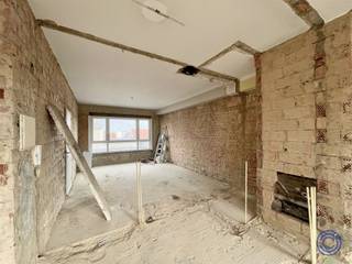 <p><span>Beschrijving appartement</span></p><p><span>Op de 4e verdieping van een gebouw met lift bevindt zich dit CASCO appartement met tal van mogelijkheden! De open ruimte kan volledig naar eigen smaak en noden worden ingericht. Dankzij de grote raampartijen geniet u aan de voorzijde van een lichtrijke leefruimte met plaats voor een open keuken, terwijl er achteraan ruimte is voor een slaapkamer met aansluitende badkamer. Aan de achterzijde heeft u bovendien een mooi open zicht over Antwerpen. Maandelijkse kosten: 175 EUR voor privatief water, syndicus, lift, verbruik gemene delen, etc. Voor gas en elektriciteit zijn er privatieve meters voorzien. Het appartement heeft momenteel een EPC-label F waardoor een renovatieplicht lopende is, maar het is wel volledig asbestveilig. In tussentijd werd het plat dak al volledig vernieuwd! Na een renovatie en het behalen van een EPC-label A of B kan gebruik worden gemaakt van de EPC-labelpremie en de Mijn VerbouwPremie, wat dit project nog interessanter maakt. De ligging is bijzonder centraal, op wandelafstand van het Centraal Station, in een levendige en diverse wijk met tal van buurtwinkels en voorzieningen. Met een Mobiscore van 9,4/10 is dit appartement uitstekend gelegen en bijzonder interessant voor wie op zoek is naar een pand met potentieel in hartje Antwerpen. </span></p><p><span>De inrichting op de foto's betreft artistieke impressies; hieruit kunnen geen rechten worden ontleend.</span></p><p><span> </span></p><p><span>Indeling</span></p><ul><li><span>CASCO open ruimte met veel mogelijkheden!</span></li><li><span>Potentiële indeling: ruime en lichtrijke leefruimte aan de voorzijde van het gebouw met een open keuken. Achteraan een slaapkamer met aansluitende badkamer. </span></li><li><span>Aan de achterzijde van het gebouw heeft u een open zicht over Antwerpen.</span></li></ul><p><span> </span></p><ul><li><span>Het plat dak werd in 2024 volledig vernieuwd (na opmaak EPC). </span></li><li><span>Privatieve kelderberging 'K8'.</span></li></ul><p><span> </span></p><p><span>Algemene informatie</span></p><ul><li><span>Kosten algemene delen: ca. 175 EUR (water, syndicus, lift, verbruik gemene delen, blokpolis etc.).</span></li><li><span>Privatieve meters voor gas en elektriciteit.</span></li></ul><p><span> </span></p><ul><li><span>EPC: label F - renovatieplicht is lopende! Na de renovatie en het behalen van een EPC A of B, mogelijkheid op EPC-labelpremie (min 2.000 EUR en max 5.250 EUR) en Mijn VerbouwPremie.</span></li><li><span>Asbestveilig!</span></li><li><span>Elektrische keuring: NVT </span><span>-</span><span> casco</span></li></ul><p><span> </span></p><p><span>Gebouw</span></p><ul><li><span>Het gebouw bestaat uit een kelderverdiep, handelsgelijkvloers en 4 verdiepen met 8 appartementen.</span></li><li><span>Lift aanwezig.</span></li><li><span>Parlofoon aanwezig.</span></li></ul><p><span> </span></p><p><span>Ligging</span></p><ul><li><span>Centrale ligging in Antwerpen, op wandelafstand van het Centraal Station. 2060 is een levendige, diverse buurt met veel lokale winkels en voorzieningen in de straat zelf.</span></li><li><span>In de omgeving: supermarkten, apotheken, bushaltes, scholen en openbaar vervoer zijn vlot bereikbaar te voet.</span></li><li><span>MOBISCORE: 9,4/10!</span></li></ul><p><span> </span></p><p><span>De informatie in deze prospect is ter informatieve titel: de kandidaat-kopers moeten hun eigen zaak maken van het verkrijgen, controleren en interpreteren van deze informatie.</span></p><p><span> </span></p>