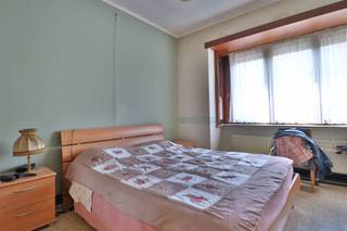 <p><span>Te Renoveren appartement met Terras</span></p><p><span>Dit te renoveren appartement op de </span><span>bovenste verdieping</span><span> van een </span><span>kleinschalige residentie</span><span> aan de Aalbeeksesteenweg biedt alle vrijheid om er jouw eigen plek van te maken!</span></p><p><span>Het appartement ligt op de </span><span>tweede verdieping</span><span> en geniet van veel lichtinval en rust. De huidige indeling omvat een leefruimte, keuken, </span><span>1 ruime slaapkamer</span><span>, badkamer en een </span><span>terras</span><span> aan de achterzijde.</span></p><p><span>Dankzij de gunstige indeling is er </span><span>mogelijkheid om een tweede slaapkamer te creëren</span><span>. Een ideale kans voor wie zelf wil verbouwen of investeren in vastgoed met toekomst.</span></p><p><span>Troeven:</span></p><p><span>Te renoveren volledig naar eigen smaak in te richten</span></p><p><span>Mogelijkheid tot 2 slaapkamers</span></p><p><span>Terras aan de achterzijde</span></p><p><span>Kleinschalige residentie</span></p><p><span>Goede ligging nabij winkels, openbaar vervoer en centrum</span></p><p><span>Een perfecte match voor starters, renovatiezoekers of investeerders.</span></p><p><span>Contacteer ons voor meer info of een bezoek ter plaatse!</span></p>