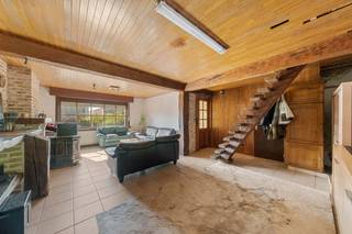 Ruime woning met atelier, studio en tal van mogelijkheden in het rustige Stalhille<br />In een rustige straat in Stalhille (Jabbeke) bevindt zich deze bijzonder ruime woning boordevol potentieel. Dankzij de doordachte indeling is deze eigendom uitermate geschikt als kangoeroewoning, voor een groot gezin of voor wie wonen en werken wil combineren.<br />Bij het betreden van de woning komt u in de inkomhal met gastentoilet. De gezellige leefruimte sluit aan op een ruime uitbouw die nog verder afgewerkt kan worden en uitgeeft op de zonnige tuin. Verder beschikt de woning over een praktische wasplaats en berging.<br />Op de eerste verdieping bevinden zich de nachthal, een polyvalente ruimte die perfect kan dienen als speelkamer, hobbyruimte of bureau, drie volwaardige slaapkamers, waarvan één met ensuite dressing, en een ruime badkamer uitgerust met een inloopdouche, ligbad en lavabo.<br />De tweede verdieping biedt plaats aan een vierde slaapkamer met de mogelijkheid om een ensuite badkamer te voorzien.<br />Een extra troef is de deels ingerichte studio met een afzonderlijke keuken en badkamer. Deze biedt tal van mogelijkheden als zorgwoning, gastenverblijf of aparte woonunit voor inwonende familie.<br />Daarnaast beschikt de eigendom over een ruim atelier van ca. 57 m², ideaal als werkplaats, hobbyruimte of extra opslagruimte.<br />Ook buiten is het aangenaam vertoeven. De zonnige tuin vormt een fijne plek om in alle rust te genieten van het buitenleven.<br />Hoewel de woning nog verdere afwerking vraagt, vormt ze een uitstekende basis voor wie op zoek is naar veel ruimte en de vrijheid om de woning volledig naar eigen smaak en wensen af te werken.<br />Interesse? Neem vrijblijvend contact op met Dani via 0479 10 99 08 voor meer informatie of een bezoek ter plaatse.