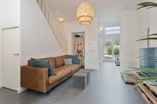 <strong>TE HUUR ruime woning in het centrum van Herent.</strong><br /><br />Bent u op zoek naar een comfortabele woning op een centrale ligging?<br />Dan is deze woning zeker een bezoek waard!<br /><br />Indeling: inkomhal, gezellige woonkamer, keuken, berging, 3 volwaardige slaapkamers, badkamer, apart toilet en terras.<br /><br />Dankzij de gunstige ligging bevindt u zich vlak bij winkels, openbaar vervoer, scholen en belangrijke invalswegen.<br />Bovendien bereikt u Leuven in een mum van tijd.<br /><br /><strong>Technische gegevens</strong><br />* EPC: 271 kWh/m²/jaar – Label C<br />* Centrale verwarming op aardgas<br /><br /><strong>Deze woning is beschikbaar vanaf 01/09/2026.</strong><br /><br /><strong>Interesse?</strong><br />Neem vrijblijvend contact op voor meer informatie of om een bezoek in te plannen.<br />📞 0473 33 33 33<br />✉️ philip@wijns.be