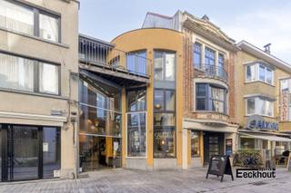 Dit ruime pand (bestaande uit 2 samengevoegd gebouwen) geniet van een topligging in het hart van Oostende, in een bruisende wandelstraat met veel passage. Het geheel omvat een handelsgedeelte en een woongedeelte, elk met een afzonderlijke ingang, waardoor beide functies volledig onafhankelijk en flexibel kunnen worden gebruikt. <br />Het handelsgedeelte is momenteel ingericht als catering- of restaurantzaak en is ingedeelt als volgt:<br />- gelijkvloers: functionele keuken, catering- en kassaruimte, berging;<br />- eerste verdieping: aangename zitruimte (voorzien van serveerlift) met sanitaire voorzieningen;<br />- tweede verdieping: multifunctionele ruimte die momenteel als bureau werd ingericht;<br />Bovendien is er een volwaardig appartement die kan gebruikt worden als privéwoonst of die afzonderlijk kan worden verhuurd (momenteel als vakantie-appartement). Het appartement beschikt over een inkomhal, een ruime woonkamer die baadt in het licht, gezellig terras, halfopen keuken, toilet, badkamer met toilet, lavabo en douche en 2 slaapkamers.<br /> Het volledige pand is bovendien onderkelderd, ideaal te gebruiken als stockage of voor andere gebruiksmogelijkheden. <br />De koper heeft de mogelijkheid om de inboedel over te nemen.<br />Dankzij de praktische indeling en de verzorgde staat is dit pand uitermate geschikt voor ondernemers die wonen en werken willen combineren of op zoek zijn naar een rendabele investering op een topligging.