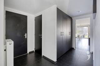 <p><span>Op zoek naar een instapklaar appartement met een zeer rustige ligging in centrum Leuven? Dan is dit uitstekend onderhouden appartement op de eerste verdieping zeker een bezoek waard!</span></p><p><span> </span></p><p><span>Het appartement is gelegen op de eerste verdieping en bereikbaar met de lift of trap. Er is een inkomhal met gastentoilet en een praktische ingebouwde vestiairekast. Er is een lichtrijke leefruimte met zithoek, eetplaats en moderne open keuken. De keuken is uitgerust met alle nodige toestellen. Aansluitend is er ook nog een handige bergruimte.</span></p><p><span> </span></p><p><span>Vanuit de leefruimte is er toegang tot het ruime zuidwestgerichte terras, met zicht op de groene binnentuin.</span></p><p><span> </span></p><p><span>Verder beschikt het appartement over twee slaapkamers (14m² en 10m²) en een badkamer met aparte douche, ligbad en dubbele wastafel.</span></p><p><span> </span></p><p><span>In de ondergrondse verdieping is er een privatieve staanplaats, inbegrepen in de prijs. Verder is er ook nog een gemeenschappelijke fietsenstalling. </span></p><p><span> </span></p><p><span>Interesse in dit energiezuinige appartement? Contacteer ons via 016 15 31 15 of info@immolivit.be</span></p><p><span> </span></p><p><span> </span></p><p><span> </span></p>