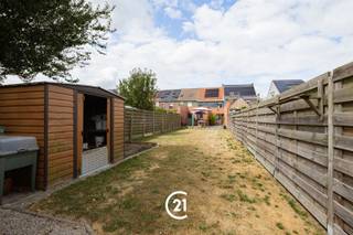 <p>Instapklare woning met aangename tuin in Kruisem.</p><p>U wordt verwelkomd in de gezellige leefruimte met aansluitend de open keuken, die in 2011 werd geplaatst. Op het gelijkvloers bevindt zich eveneens een praktische bergplaat en de badkamer met ligbad.</p><p>Op de eerste verdieping beschikt de woning over twee slaapkamers. Eén van deze kamers werd opgesplitst in twee afzonderlijke ruimtes, waardoor u hier naar eigen behoefte een dressing, bureau of zelfs een extra slaapkamer kunt creëren.</p><p>Daarnaast beschikt de woning over een zolder en kelder, ideaal als bijkomende opslagruimtes.</p><p>Ook buiten is het aangenaam vertoeven. Via het handige toegangspoortje naast de woning bereikt u rechtstreeks de tuin. Buitenshuis kan u genieten van het aangelegd terras en de verzorgde tuin.</p><p>Extra troef: De woning is uitgerust met zonnepanelen.</p><p>Bent u opzoek naar een instapklare woning met een aangename tuin in een rustige omgeving in Kruisem? Dan is dit pand helemaal wat u hoopt te vinden.<br />Aarzel niet en contacteer ons voor meer informatie en het inplannen van een bezoek. Tot snel!</p>