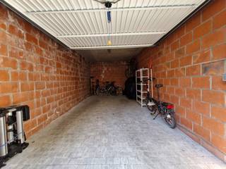 Centraal gelegen garagebox in de gezellige Strandwijk te Zeebrugge. Deze garage is makkelijk toegankelijk en bevindt zich in de buitenlucht op het gelijkvloers, wat zorgt voor een vlotte in- en uitrit. Ideaal voor het veilig stallen van uw wagen, fietsen of als extra bergruimte. Op wandelafstand van het strand en dichtbij de belangrijkste verbindingswegen.<br /><br />Troeven:<br />- Centrale ligging in Zeebrugge,<br />- Gelijkvloerse, ruime garagebox,<br />- Vlotte toegankelijkheid,<br /><br />Neem contact op om uw bezoek in te plannen.<br /><br />Afmetingen:<br />- 3,1m breed,<br />- 6m diep,