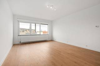 [[ DIT PAND NEEMT DEEL AAN DE ERA OPEN HUIZEN DAG OP 13/6 VAN 11:00 TOT 12:00 ]]
<p>Te koop: instapklaar appartement in de Pothoekstraat, op de stadsrand van Antwerpen en nabij het centrum.<br />Dit Dak appartement biedt onmiddellijk wooncomfort dankzij de verzorgde afwerking en praktische indeling. Gelegen op een centrale locatie, vlak bij scholen, openbaar vervoer, parken en invalswegen, geniet u van een uitstekende bereikbaarheid. Bovendien is dit een interessante investering met sterk verhuurpotentieel, ideaal voor wie zoekt naar een rendabel vastgoedobject.</p>

<p> </p>

<p>Belangrijkste ruimtes:<br />• Ruime leefruimte met open keuken (26 m²)<br />• Keuken met spoelbak, dampkap, oven en inductiekookplaat<br />• Slaapkamer (15 m²) met voldoende ruimte voor een dubbel bed</p>

<p> </p>

<p>Troeven:<br />• Instapklaar appartement met onmiddellijk wooncomfort<br />• Centrale ligging nabij Antwerpen-centrum<br />• Interessante investering met sterk verhuurpotentieel</p>

<p> </p>

<p>Neem vandaag nog contact op met uw ERA-makelaar voor een bezoek.<br />JOUW DROOMAPPARTEMENT. ZO GEVONDEN!</p>