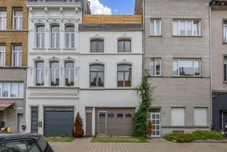 <p>Rustig wonen vlak bij het bruisende stadscentrum? In de bomenrijke Brusselstraat combineert deze bijzondere stadswoning het beste van twee werelden. Op korte afstand van Troonplaats, Markgrave en het Zuid, en tegelijk uitstekend verbonden met de belangrijkste invalswegen.<br /><br />Achter de gevel ontvouwt zich een verrassend open woning met ca. 197 m² bewoonbare oppervlakte. Hoge plafonds, zichtbare balken, grote raampartijen en de open indeling geven het geheel een uitgesproken loftgevoel.<br /><br /><strong>Open wonen met karakter</strong><br /><br />De leefverdieping vormt het hart van de woning. De zit- en eetruimte lopen naadloos in elkaar over en sluiten aan op de volledig ingerichte open keuken. Dankzij de hoge plafonds en overvloedige lichtinval voelt deze verdieping bijzonder ruim en open aan.<br /><br />De zichtbare balkenstructuur geeft het interieur karakter, terwijl de strakke afwerking en open verbinding tussen de verschillende ruimtes zorgen voor een eigentijdse uitstraling. Het resultaat is een woning die duidelijk anders aanvoelt dan de klassieke Antwerpse stadswoning.<br /><br /><strong>Twee slaapkamers en stijlvolle badkamer</strong><br /><br />Op de bovenliggende verdieping bevinden zich twee slaapkamers. Ook hier zorgen de volumes en natuurlijke lichtinval voor een aangenaam ruimtegevoel.<br /><br />De badkamer is stijlvol ingericht en beschikt over zowel een vrijstaand ligbad als een ruime inloopdouche.<br /><br /><strong>Een dakterras om echt te gebruiken</strong><br /><br />Helemaal boven bevindt zich misschien wel de fijnste plek van het huis. Het dakterras van ca. 45 m² vormt tijdens de warmere maanden een volwaardige extra leefruimte.<br /><br />Hier geniet je van ’s morgens tot ’s avonds van de zon. Bovendien bevindt zich direct naast het terras een bijkomende keuken. Ideaal voor een uitgebreid ontbijt buiten, een zomers diner of een aperitief met vrienden zonder telkens enkele verdiepingen naar beneden te moeten.<br /><br /><strong>Uitzonderlijk ruime inpandige garage</strong><br /><br />Een absolute luxe zo dicht bij het centrum: de woning beschikt over een zeer ruime inpandige garage met comfortabel plaats voor twee wagens én heel wat bijkomende ruimte achteraan.<br /><br />Fietsen, sportmateriaal, extra opslag of hobbygebruik vinden er moeiteloos hun plek. In combinatie met de grote kelder beschikt deze woning over uitzonderlijk veel praktische ruimte voor een stadswoning.<br /><br /><strong>Rustig én centraal</strong><br /><br />De Brusselstraat is een rustige, bomenrijke straat, terwijl het Antwerpse stadsleven zich vlakbij bevindt. Troonplaats en Markgrave liggen op korte afstand, het Zuid bereik je in ongeveer vijf minuten en ook het historische centrum is vlot bereikbaar.<br /><br />Tegelijk zit je hier strategisch ten opzichte van de belangrijkste invalswegen. Je woont dus dicht bij alles wat Antwerpen aantrekkelijk maakt, zonder voor elke verplaatsing de halve stad te moeten doorkruisen.<br /><br />Een bijzondere stadswoning voor wie het open gevoel van een loft zoekt, maar niet wil inboeten aan buitenruimte, parking, bergruimte of een centrale ligging.<br /><br />Bijzonderheden: ca. 197 m² bewoonbare oppervlakte | ca. 45 m² dakterras | 2 slaapkamers | 2 keukens | zeer ruime inpandige garage voor 2 wagens + extra ruimte | grote kelder | EPC C – 215 kWh/m² | bouwjaar 1918 | instapklaar.<br /><br />Voor meer informatie of een bezoek ter plaatse kan u contact opnemen met Vincent via 0475/21.00.86 vincent@reds.be</p>