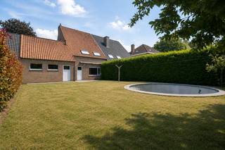 Deze GROTE gezinswoning met grote tuin op 475m² is centraal gelegen, vlakbij het centrum van Assebroek. De bewoonbare oppervlakte bedraagt maar liefst 227m². INDELING: inkom, toilet, ruime en lichtrijke woonkamer met zit-en eetplaats, ingerichte keuken met eetplaats, grote berging (aansluiting wasmachine en droogkast), grote dubbele garage met bergzolder. Op de eerste verdieping bevinden zich vier slaapkamers, berging en badkamer met lavabo, ligbad en toilet.<br />TWEEDE VERDIEPING: GROTE ruimte met mogelijkheid tot creëren van EXTRA SLAAPKAMERS.<br />UITEN: Grote tuin met terras en vooraan de woning zijn er 4 parkeerplaatsen.<br /><br />Contacteer PERSPECTIEF VASTGOED – 7 op 7 bereikbaar – voor meer informatie of een bezoek.<br />Bel 050/550.750 of mail naar info@perspectiefvastgoed.be.