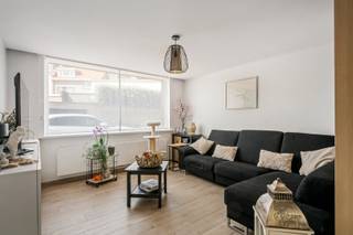 Deze instapklare woning, gerenoveerd in 2018, is centraal gelegen in Nieuwpoort-Stad en beschikt over 3 slaapkamers, een gezellige tuin én extra uitbreidingsmogelijkheden. Deze prachtige woning heeft volgende indeling:<br /><br />GELIJKVLOERS:<br />Inkomhal, leefruimte, eetplaats met gashaard, open en volledig ingerichte keuken voorzien van alle comfort, berging, volledig ingerichte badkamer met ligbad, douche en wastafel, en apart toilet.<br /><br />VERDIEP 1:<br />Nachthal en 3 slaapkamers.<br /><br />ZOLDER:<br />Ruime zolderverdieping, momenteel toegankelijk via een valtrap. De zolder biedt interessante mogelijkheden voor verdere uitbreiding en inrichting, bijvoorbeeld door het plaatsen van een vaste trap.<br /><br />TUIN:<br />Terras, gazon, wandelpad in gepolierde beton en ruime tuinberging.<br /><br />TROEVEN:<br />- Centrale ligging in Nieuwpoort-Stad<br />- Zonnepanelen én thuisbatterij<br />- Extra uitbreidingsmogelijkheden op de zolderverdieping<br />- Centrale verwarming op aardgas<br />- PVC-schrijnwerk met hoogrendementsbeglazing.<br /><br />Instapklaar, energiezuinig en met extra uitbreidingsmogelijkheden: een ideale woning in het centrum van Nieuwpoort-Stad.<br /><br />Benieuwd? Ontdek de woning alvast via de 360° virtuele tour: https://my.matterport.com/models/kG57NRmLQ7o<br /><br />Meer informatie of een bezoek? www.vastgoedvanoverschelde.be