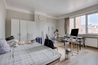 <p>Deze studio te huur aan de rand van het centrum van Leuven combineert een praktische indeling met een bijzonder interessante ligging, op korte afstand van het stadscentrum. Je komt binnen via de gemeenschappelijke inkomhal en bereikt vervolgens de studio met een ruime leefruimte die voldoende mogelijkheden biedt om een gezellige woon- en slaaphoek in te richten.</p><p> </p><p>In de leefruimte bevindt zich de kitchenette, voorzien van een dampkap, koelkast en kastruimte. Daarnaast kan je gebruikmaken van een gemeenschappelijke keuken, wat extra flexibiliteit biedt. De badkamer is uitgerust met een douche en er is een apart toilet aanwezig.</p><p> </p><p>De studio ligt aan de rand van het centrum van Leuven, waardoor winkels, horeca, diensten en het stadsleven gemakkelijk bereikbaar zijn. Tegelijk biedt de ligging een praktische uitvalsbasis voor wie in Leuven studeert of werkt en graag dicht bij het centrum verblijft.</p><p> </p><p>Verwarming en gemeenschappelijke kosten bedragen een provisie van 75 euro per maand. Water, elektriciteit en internet zijn individueel te voorzien. Ben je op zoek naar een praktische studio in Leuven op een centrale locatie, neem dan gerust contact op voor meer informatie via www.living-stone.be!</p>