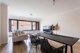 Bent u op zoek naar een gelijkvloers 2 slaapkamer appartement met tuin? Dan heeft u wellicht gevonden wat u zoekt?Indeling:U betreedt het appartement...