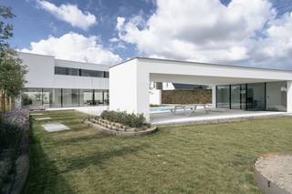 Villa ultramoderne avec piscine à GitsDécouvrez cette villa économe en énergie située au centre de Gits, construite selon les normes les plus élevées et équipée des dernières technologies. Avec un niveau E exceptionnel de -9, cette maison est neutre sur le plan énergétique et prête pour l'avenir. Les grandes fenêtres laissent entrer beaucoup de lumière naturelle et offrent un contact unique avec le jardin et la piscine.Le rez-de-chaussée est parfaitement équipé pour ceux qui souhaitent combiner vie et travail : un hall d'entrée de 18 mètres de long avec placards intégrés, ainsi qu'une buanderie et une pièce supplémentaire en font un espace extrêmement fonctionnel.Au rez-de-chaussée, vous trouverez la cuisine moderne, entièrement équipée des derniers appareils Miele et de robinets Vola, qui s'intègre parfaitement à l'espace de vie lumineux et à la salle à manger. De grandes fenêtres coulissantes électriques (Reynaers HiFinity) relient chaque pièce directement au jardin et à la piscine.Le premier étage comprend trois chambres spacieuses, dont deux avec salle de bain et dressing. La zone de couchage garantit luxe et confort à l'état pur.Le jardin avec piscine et pool house est un véritable paradis. Le pool house dispose de toilettes, d'une douche et d'installations pour un sauna ou une petite cuisine. Un éclairage extérieur automatique, des clôtures et une borne de recharge électrique complètent le tout.Caractéristiques supplémentaires de cette villa à Gits :Chauffage et refroidissement par le sol grâce à l'énergie géothermique partoutDomotique (Niko Home Control)Capacité maximale du panneau solaireSystème audio ambiophonique Sonos (intérieur et extérieur)Cage d'ascenseur disponible5 ans exemptés de l'IASystème de ventilation DDe nombreuses opportunités pour les professionnels libérauxVentes soumises à des frais d'inscriptionEn bref : une villa exclusive à Gits qui allie confort, mode de vie économe en énergie et finition luxueuse dans un endroit facilement accessible !