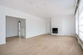 <p>Dit stijlvolle appartement van 100m² in Lier biedt ultiem comfort en een eigentijds design. Het appartement beschikt over een inkomhal, apart toilet, ruime leefruimte, twee slaapkamers en een volledig ingerichte moderne badkamer. De open keuken is voorzien van alle keukenapparatuur. De badkamer is uitgerust met moderne sanitair, waaronder een badkamermeubel met wastafel en een inloopdouche. Het appartement kenmerkt zich door de hoogwaardige materialen, parketlaminaat en een verfijnde, minimalistische esthetiek. Zowel aan de voor- als de achtergevel grenst een terras. Het terras aan de achtergevel is oost georiënteerd. De combinatie van licht en ruimte creëert een uitnodigende sfeer. Dit is het ideale onderkomen voor wie op zoek is naar een licht appartement met een mooie afwerking en comfort in hartje Lier. Elk appartement beschikt bovendien over een private berging, en één van de gelijkvloerse 1-slaapkamerappartementen heeft een tuin met garage. <strong>Alle appartementen worden verkocht  met een verplicht aan te kopen kelderberging. Maak een afspraak om de modelappartementen te bezichtigen en meer info te verkrijgen.</strong></p>